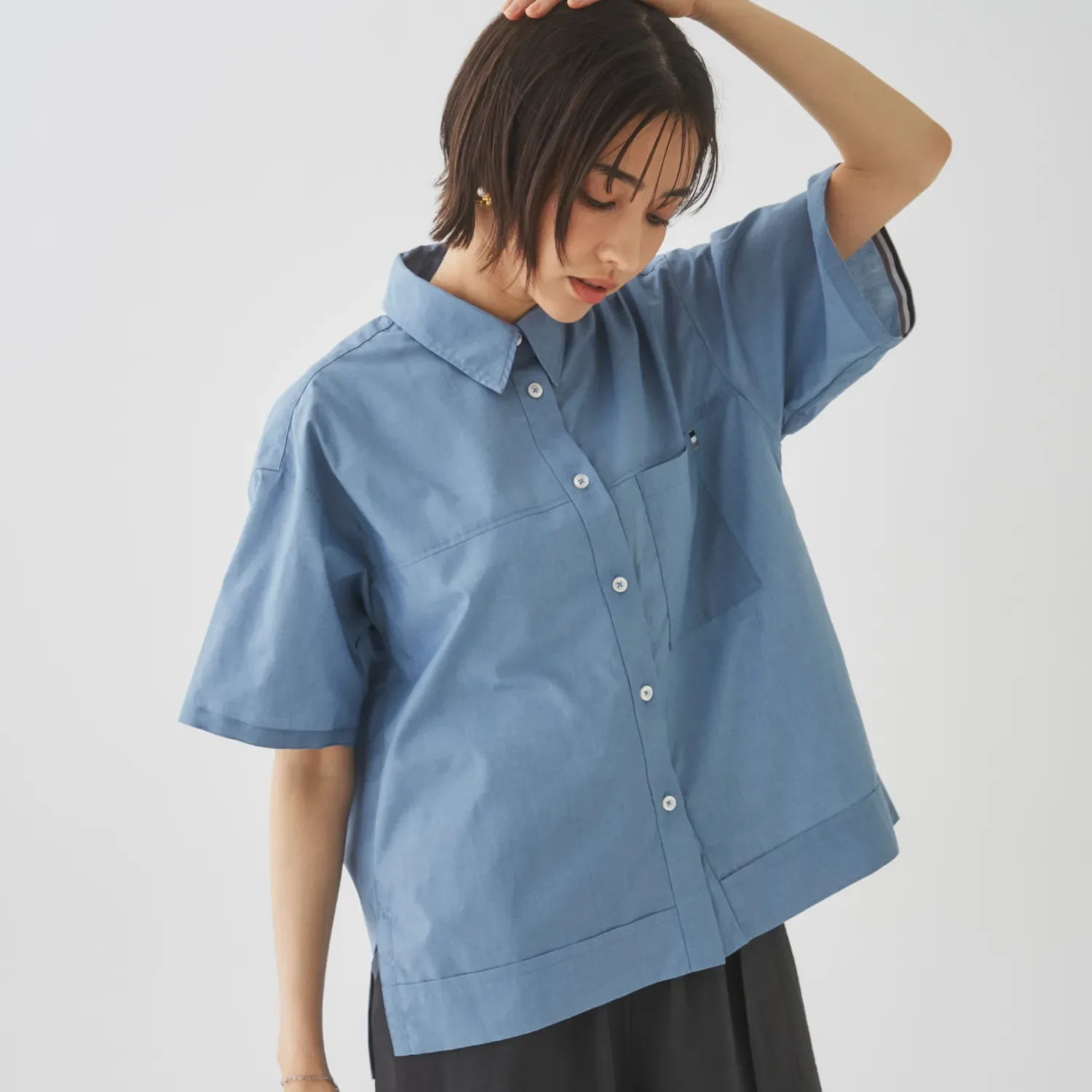 水色の半袖シャツを着た女性