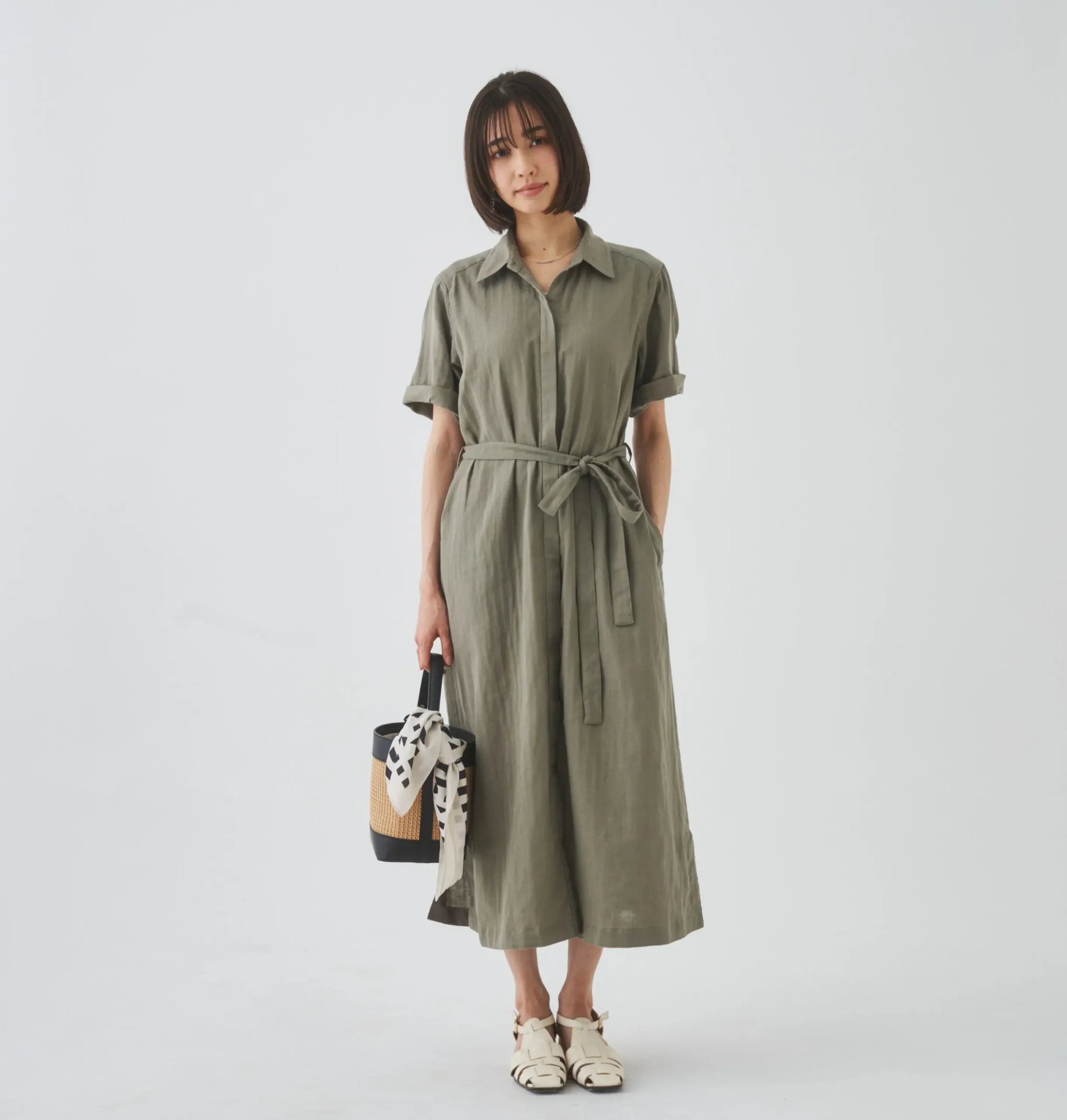 カーキ色のダブルガーゼワンピースを着た女性