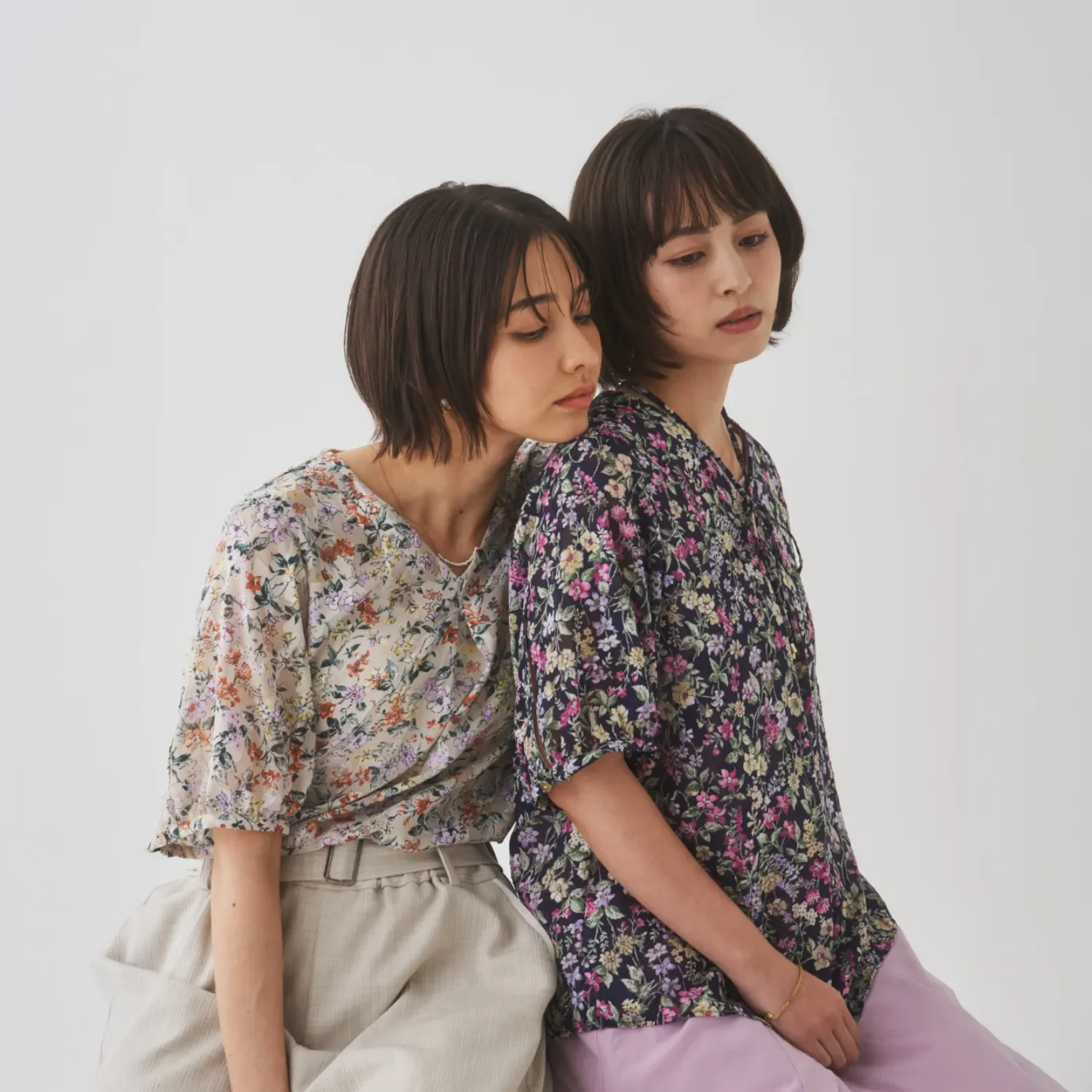 花柄トップスを着た女性たち