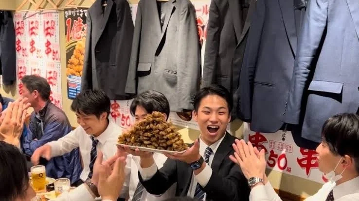 居酒屋で伝串を楽しむ人々