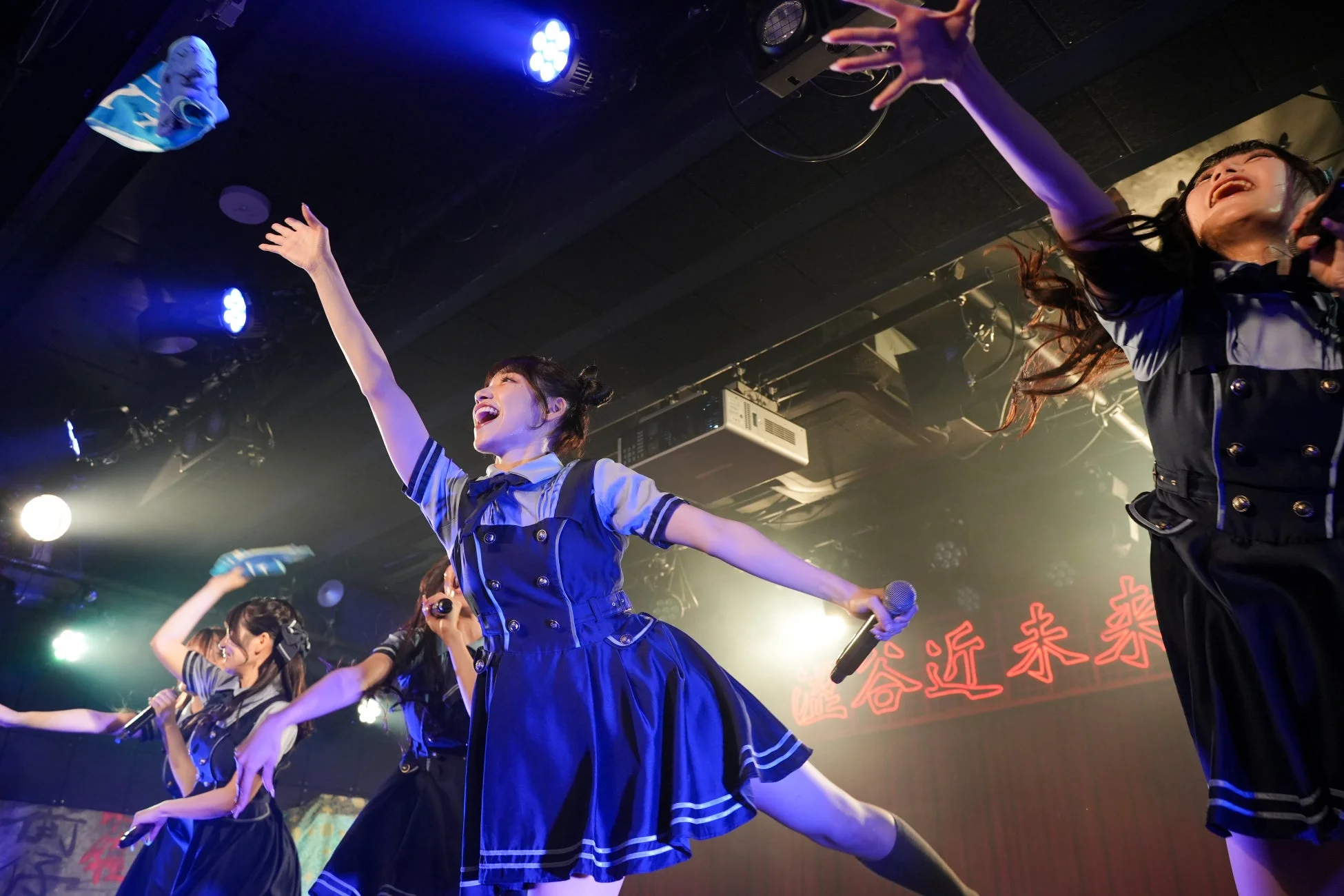 新曲「泡沫サマー」披露時のパフォーマンス