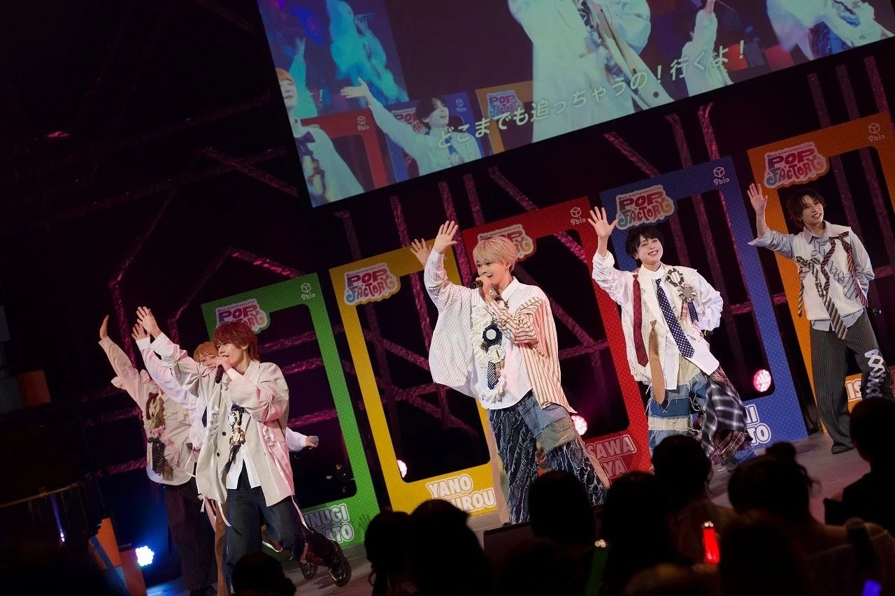 ライブでファンに手を振るメンバー