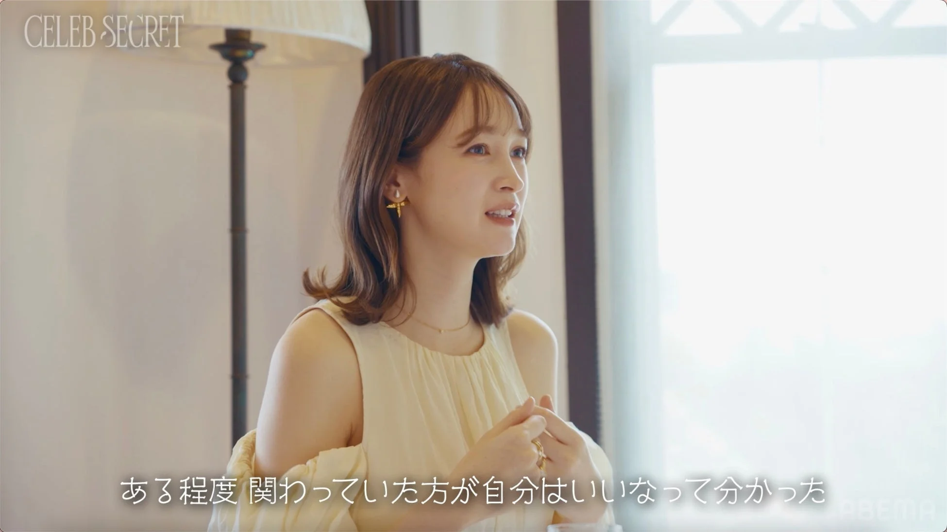 明るい部屋で話している女性の姿。