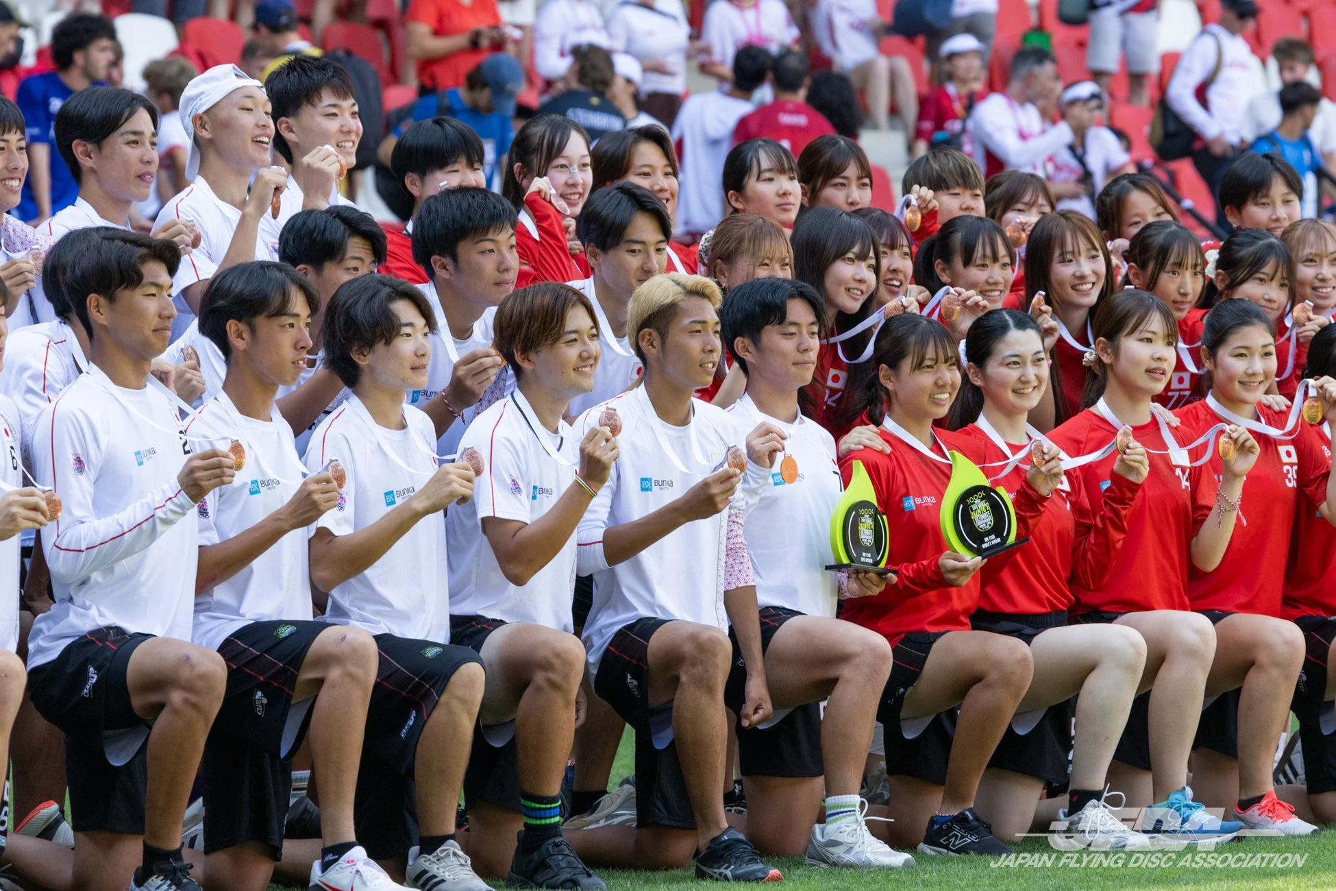 U20アルティメット日本代表が銅メダルを獲得し、笑顔で勝利を祝う集合写真