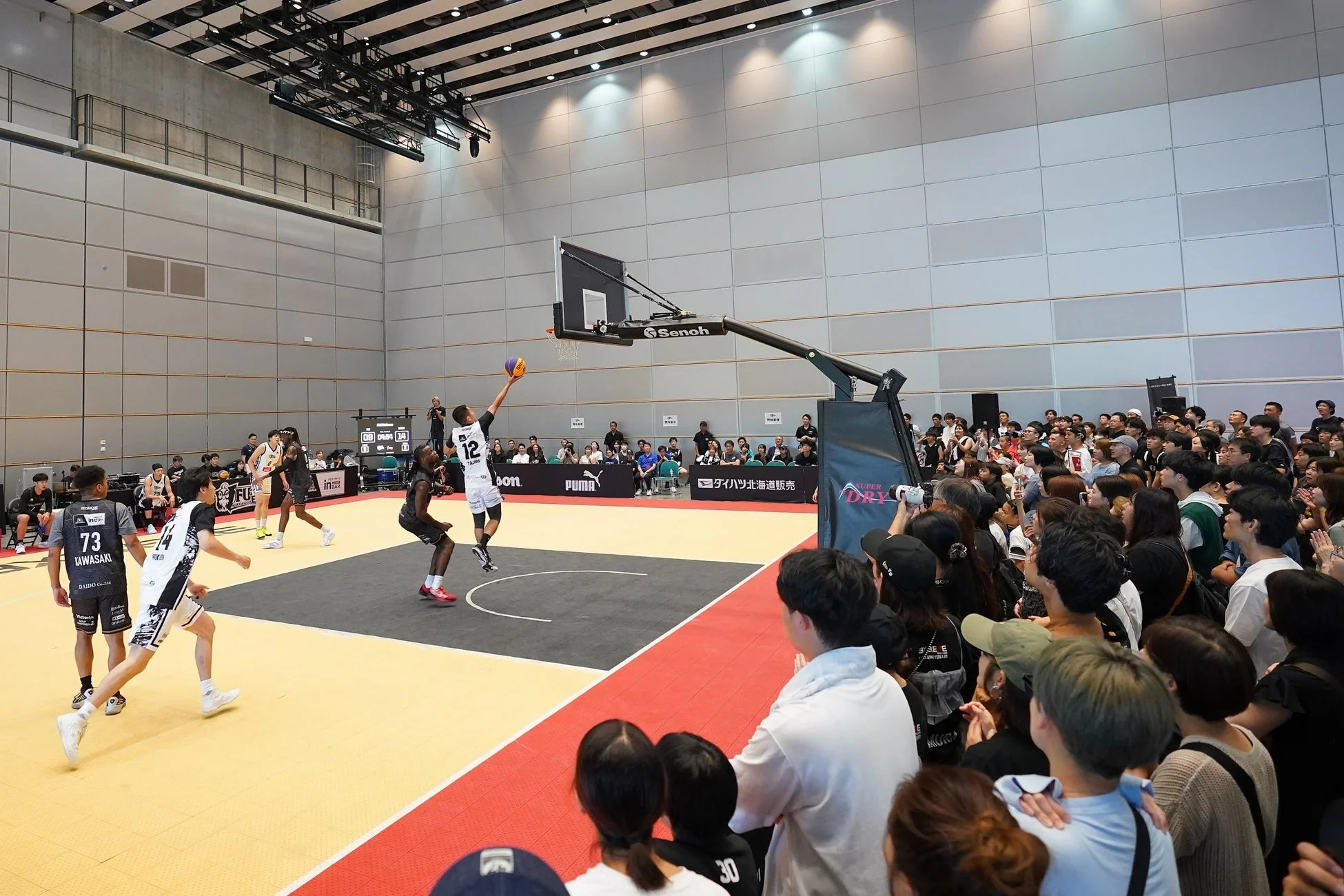 バスケットボールの試合風景