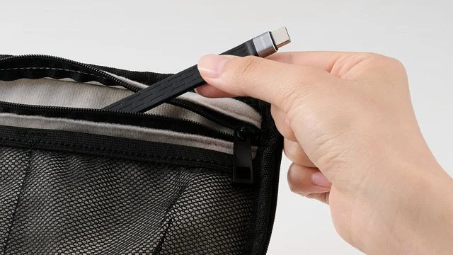 USB-Cケーブルを収納する様子