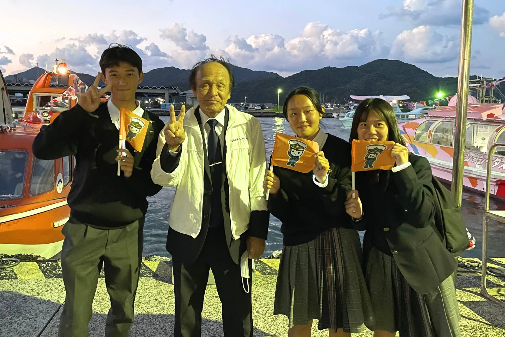 港での記念撮影