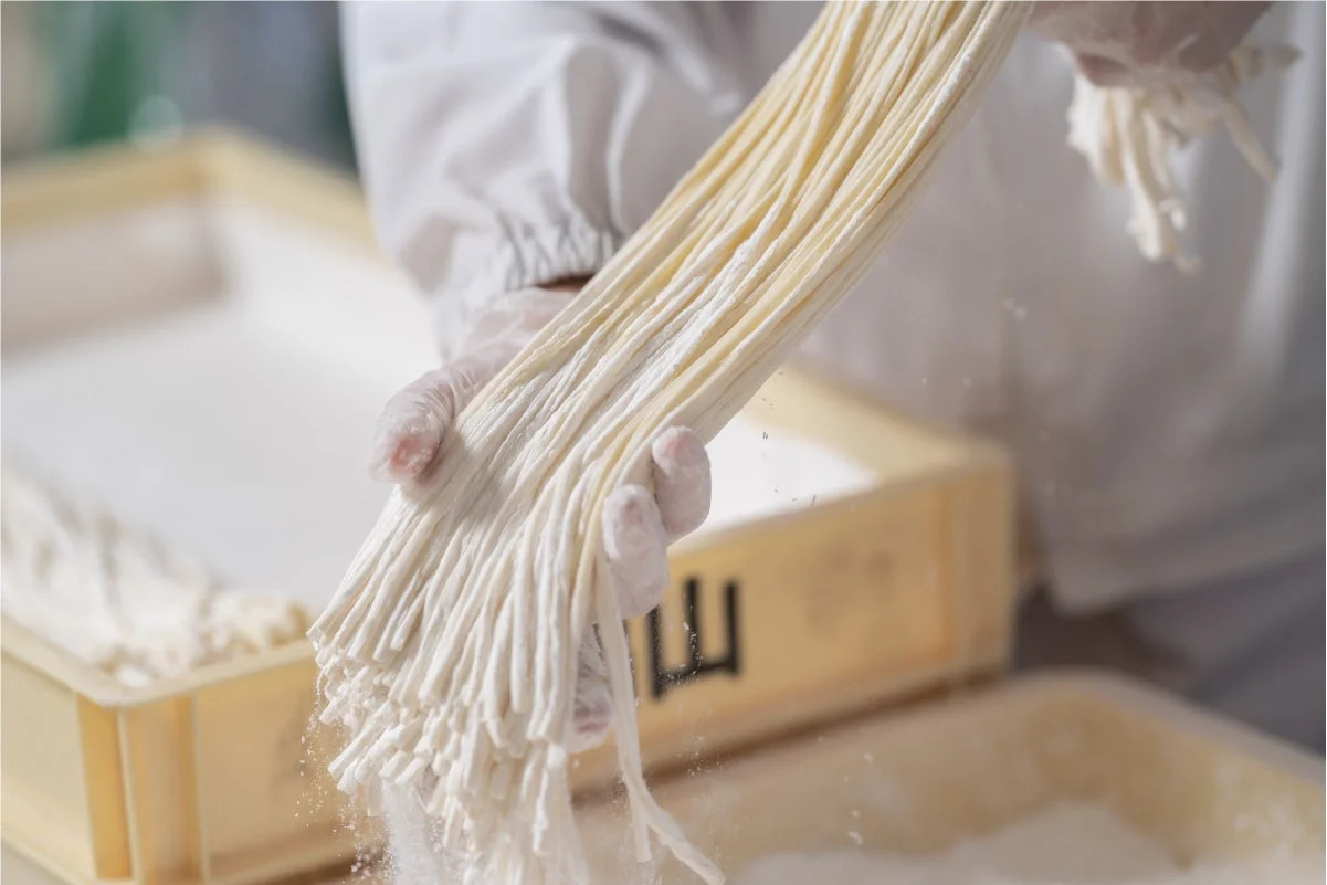 麺を扱う職人さんの手
