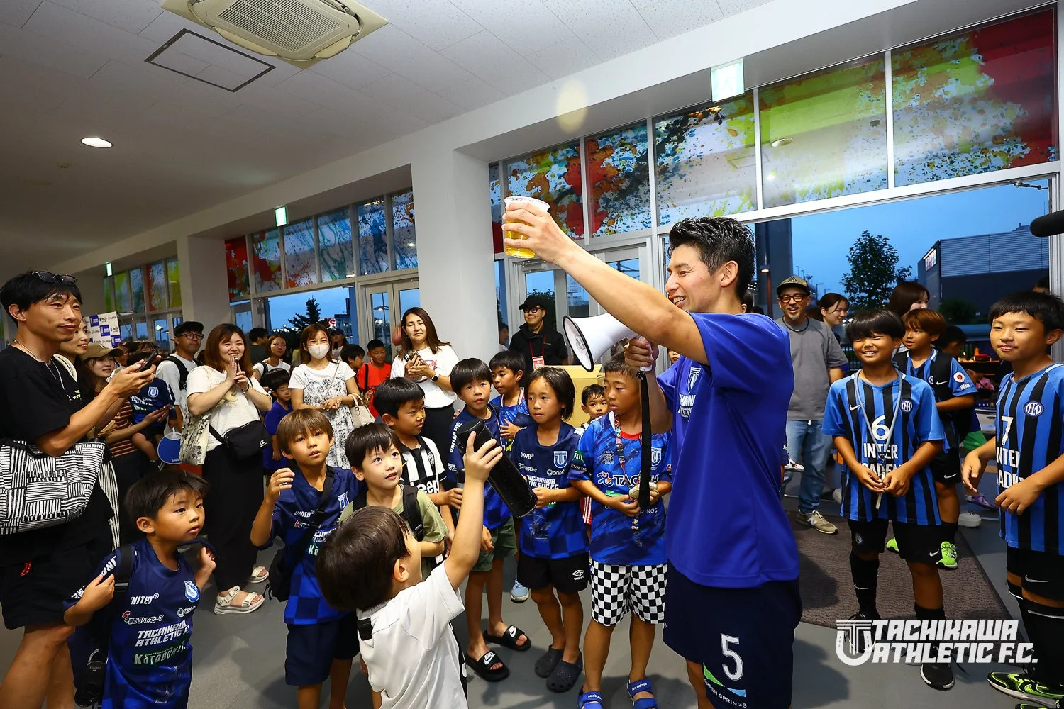 サッカー選手と交流する子供たち