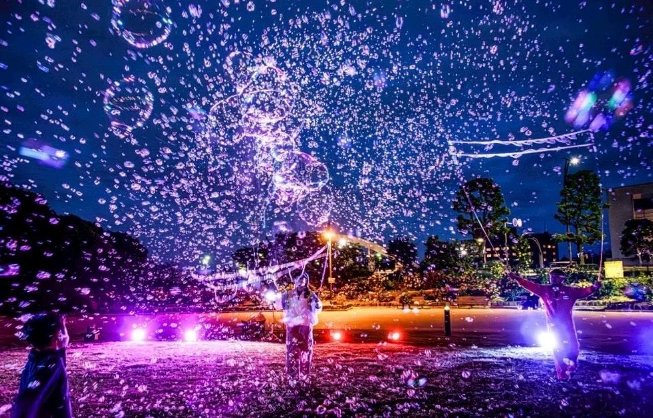 夜空に舞うシャボン玉