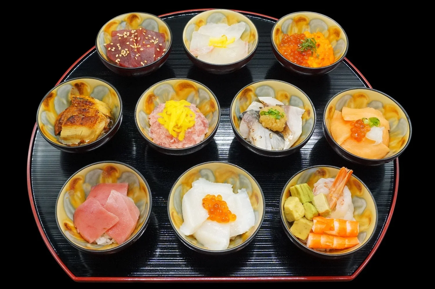 10種類のミニ海鮮丼の盛り合わせ