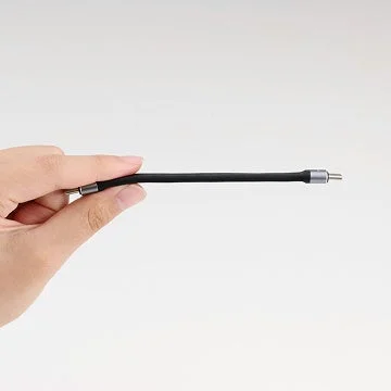 手が短いケーブルを持っている様子