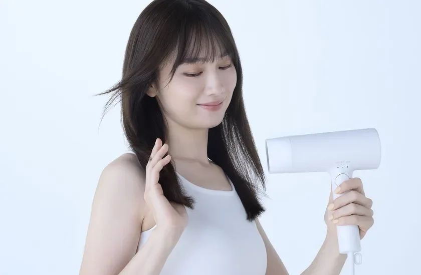 【3】スタイリングの仕上げとしてドライヤーでブローします。お好みでスタイリングの仕上げにヘアアイロンを使って整えます。