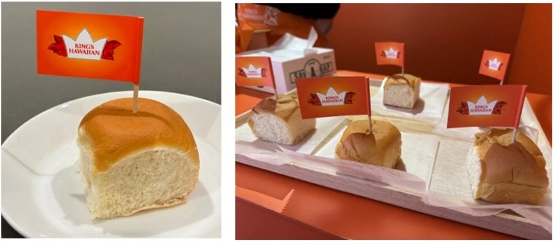 KING'S HAWAIIANのロールパンが複数個、ブランドロゴ入りの旗と共に試食として展示されている様子です。