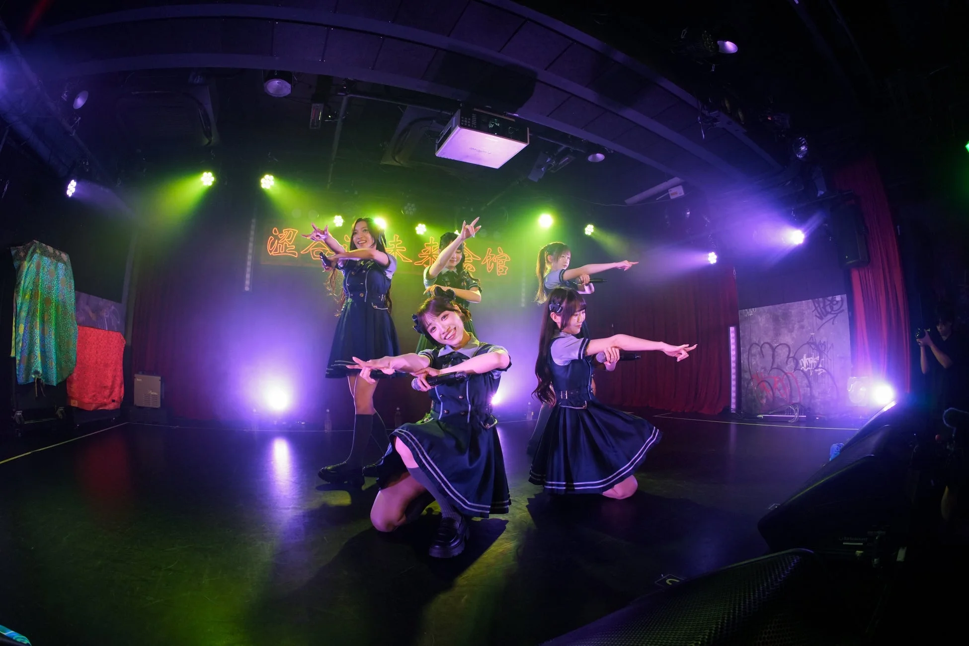 新曲「ドーナツ症候群」披露時のパフォーマンス