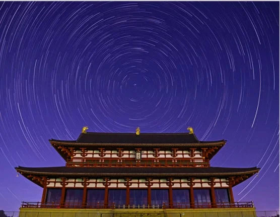 星の軌跡が美しい平城宮跡歴史公園の夜景