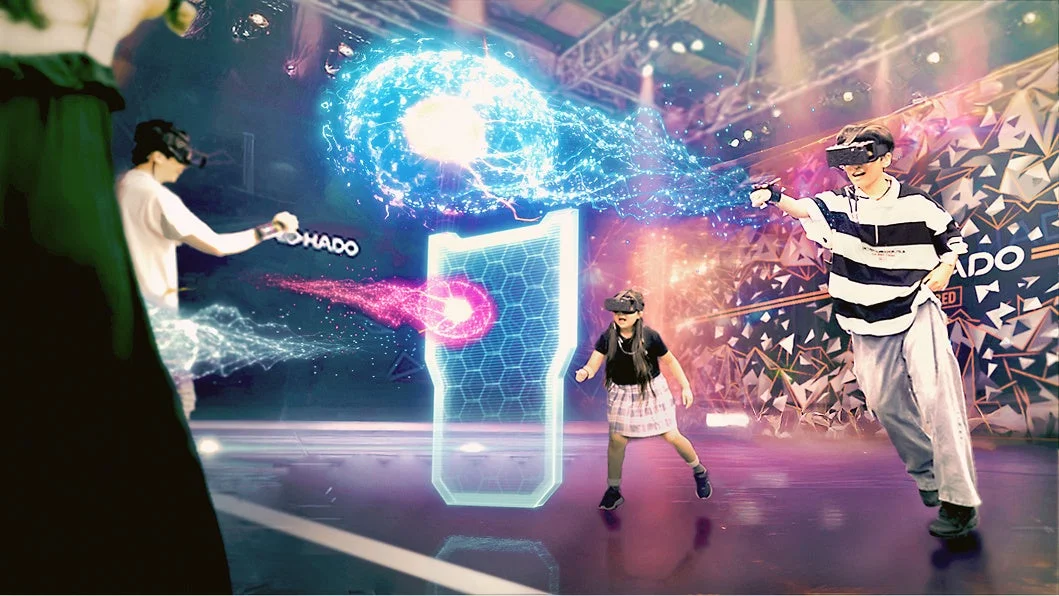 VRヘッドセットを装着した人々がAR技術を駆使した対戦ゲームを楽しんでいる様子