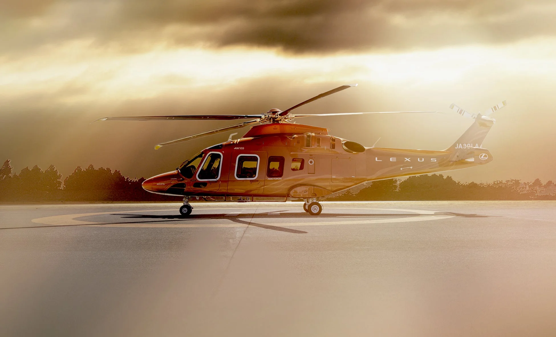 夕焼け空の下、レクサスブランドの赤いAW169ヘリコプターがヘリポートに駐機している。黄金色の光が機体を照らし、高級感と壮大さを感じさせる。