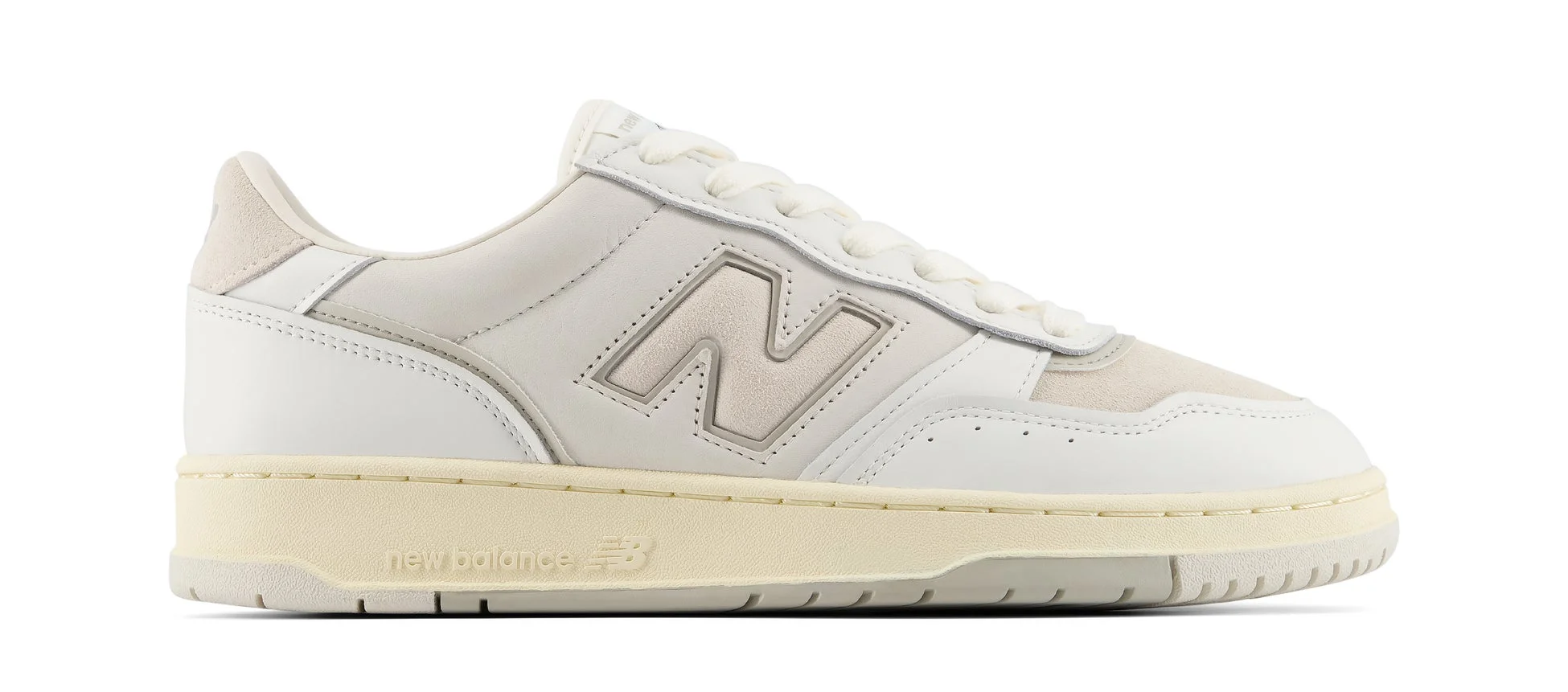 白とオフホワイトを基調としたNew Balanceのスニーカー