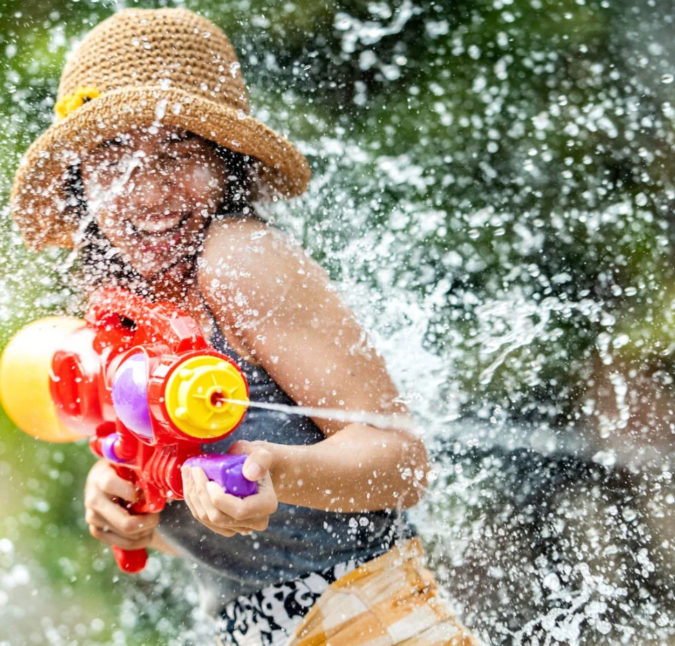 水鉄砲で遊ぶ子供