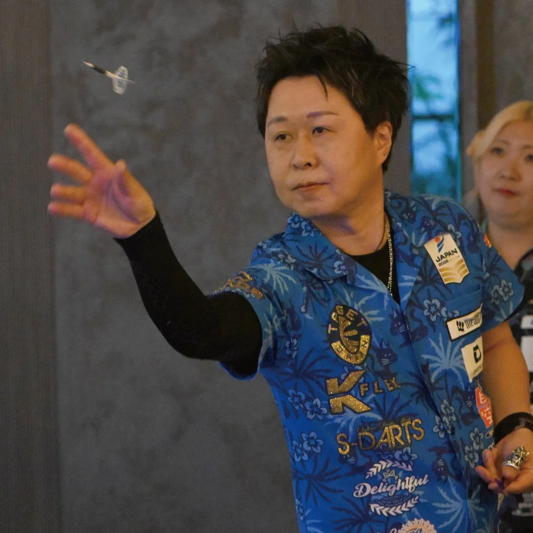 ダーツを投げる村松治樹選手