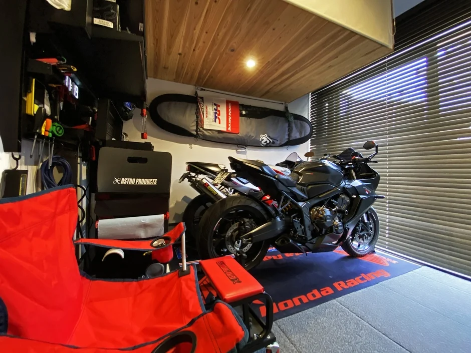 趣味のバイクが並ぶこだわりのガレージ
