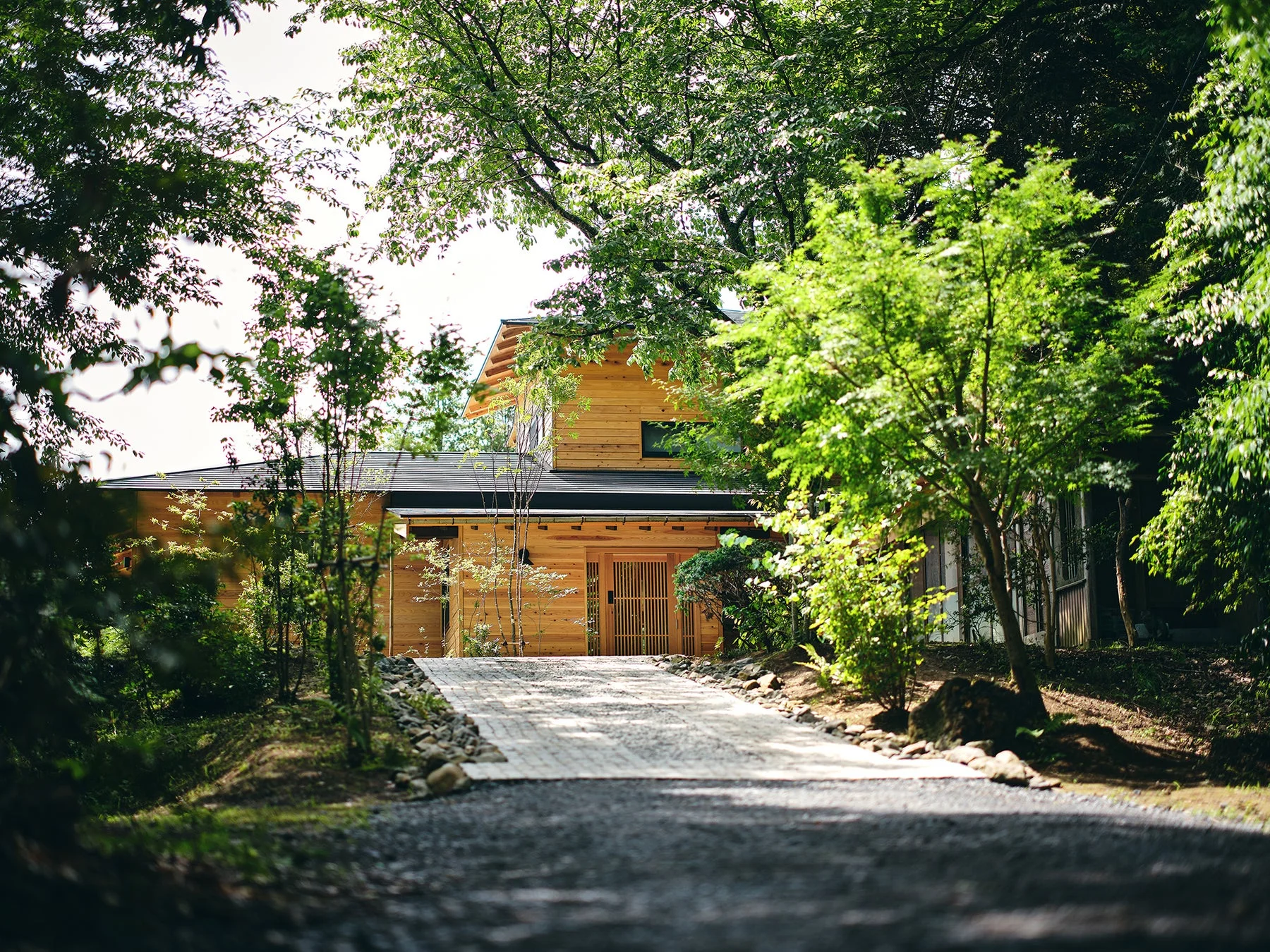 豊かな緑に囲まれた木造の建物が、石畳のアプローチの先に佇んでいます。