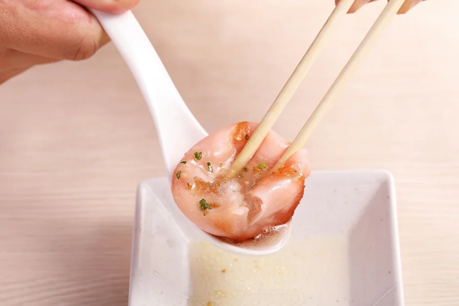 レンゲに乗った水たき焼き小籠包