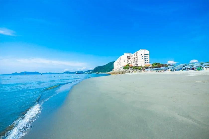 青い空と海が広がるビーチの風景です