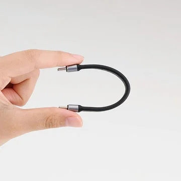 U字に曲げられた短いケーブル