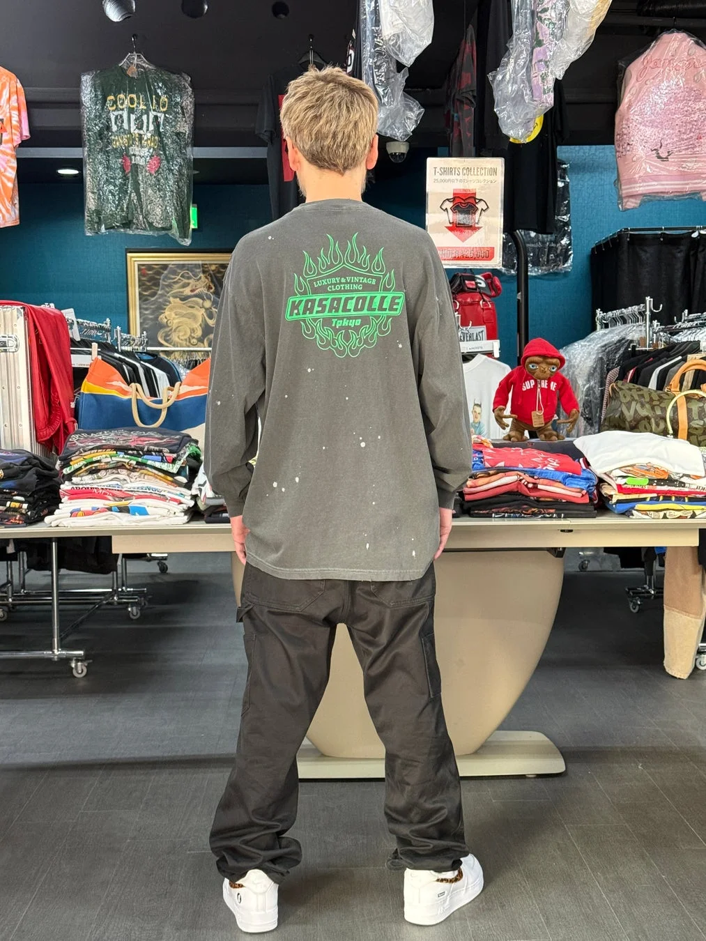 KASACCOLLEのロングTシャツを着た男性の後ろ姿