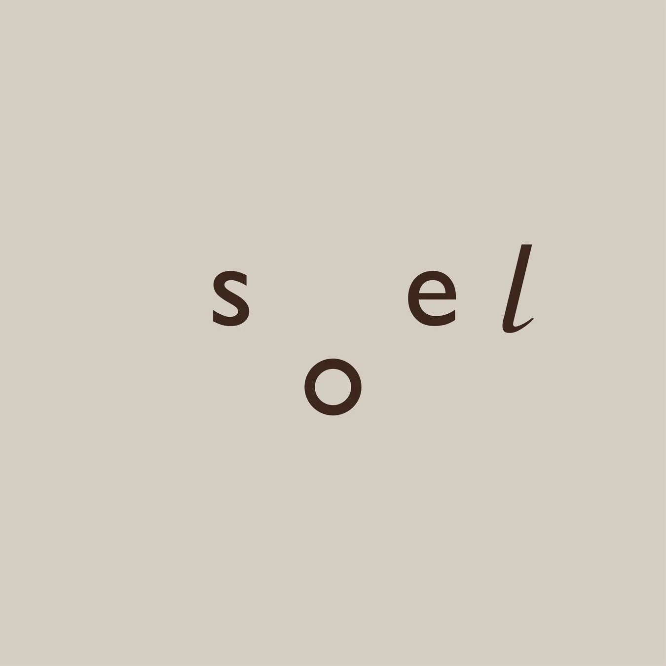 ベージュの背景に、茶色の「s」「o」「e」「l」の文字がバラバラに配置されているミニマルなデザインの画像です。「l」の文字は少し傾いています。
