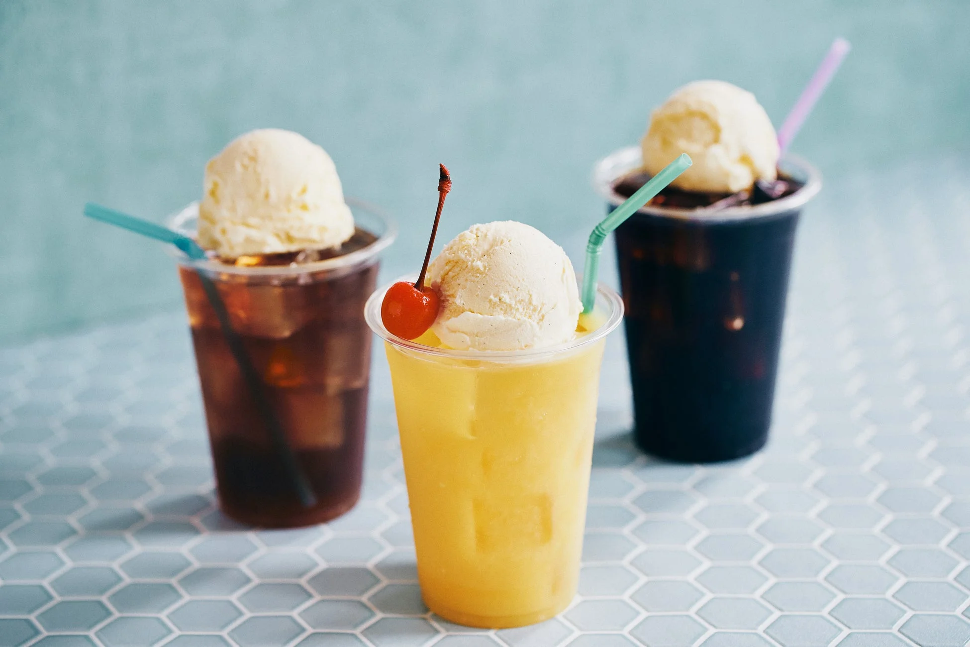 3つのフロートドリンクが並べられています。