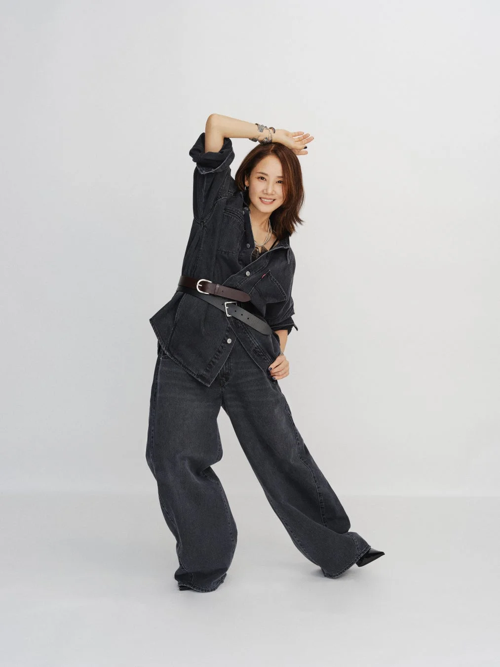 TWIST SHACKETを着用した女性の全身