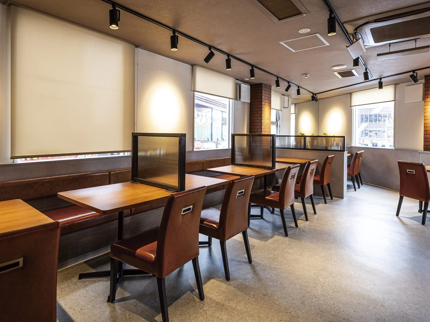 モダンで落ち着いた雰囲気のカフェまたはレストランの店内