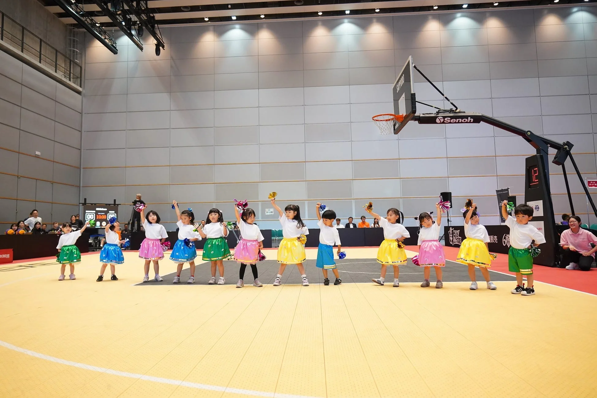 ダンスパフォーマンスをする子供たち