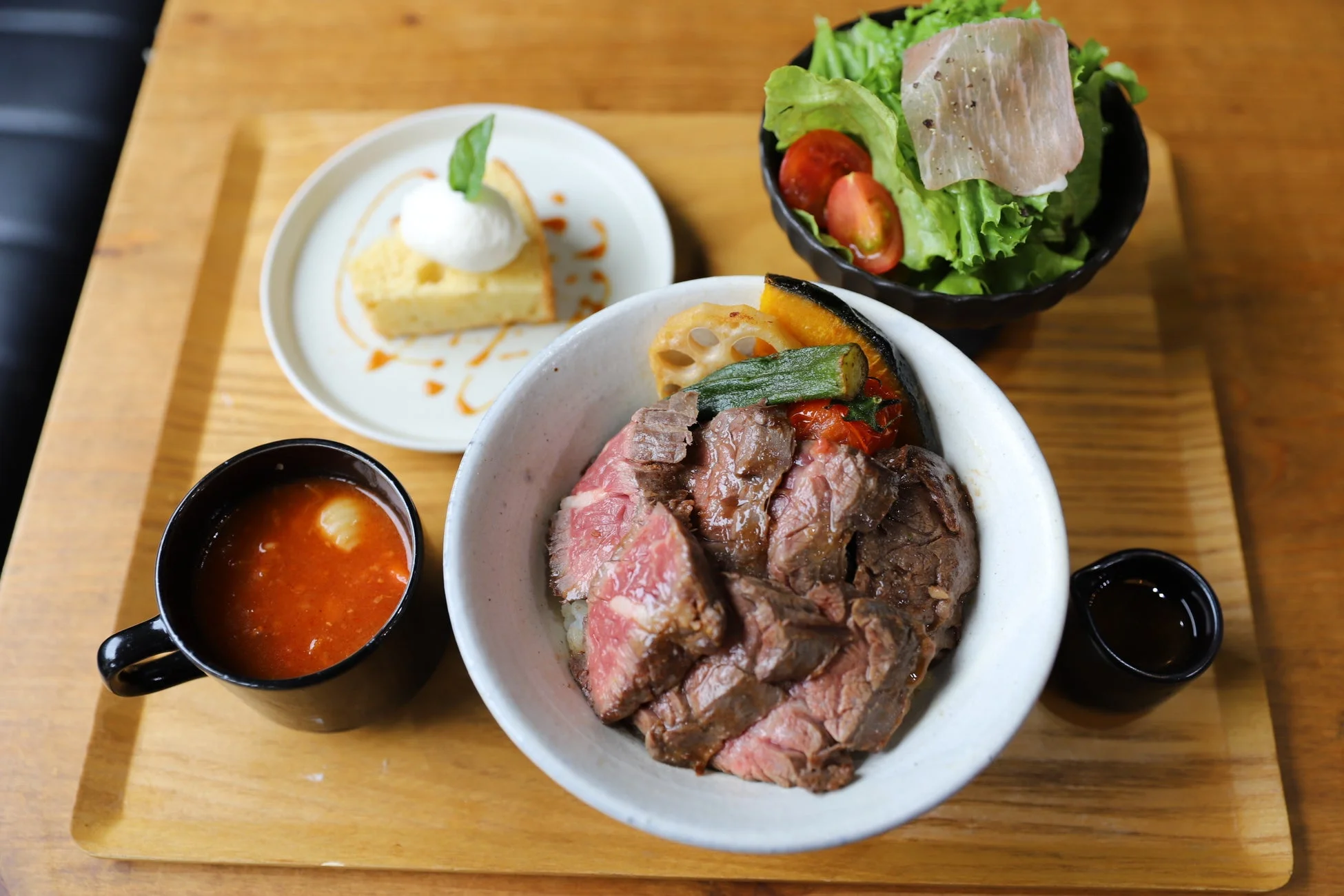 ローストビーフ丼のランチ