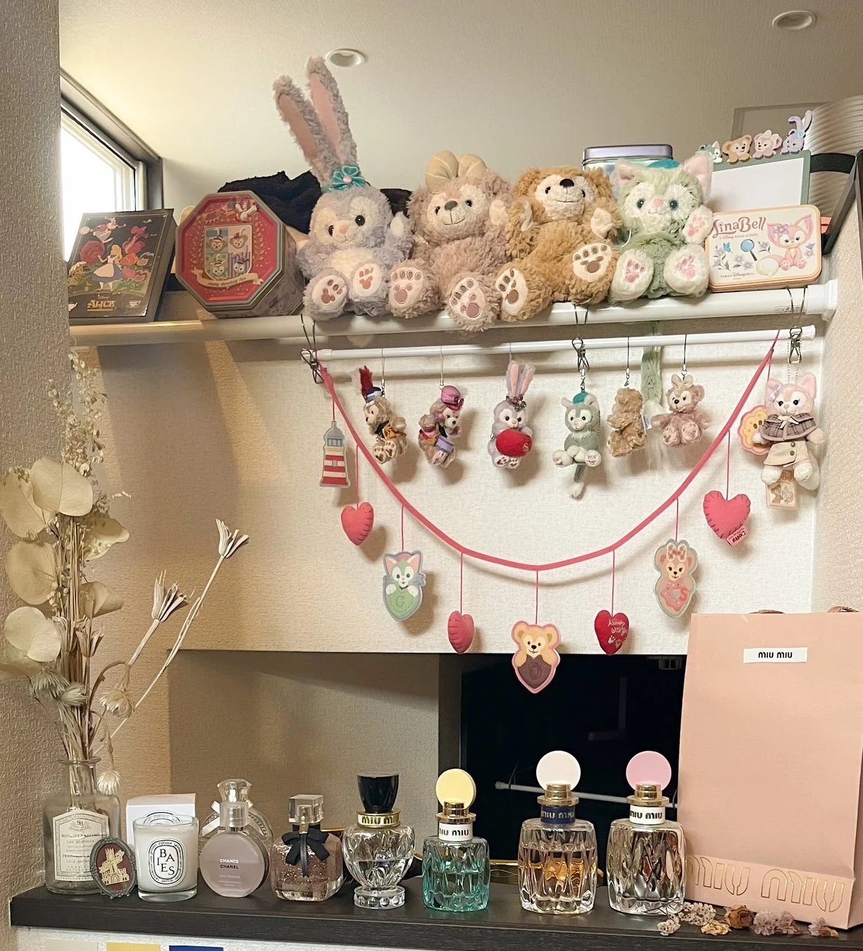 ダッフィー＆フレンズと香水が飾られた棚