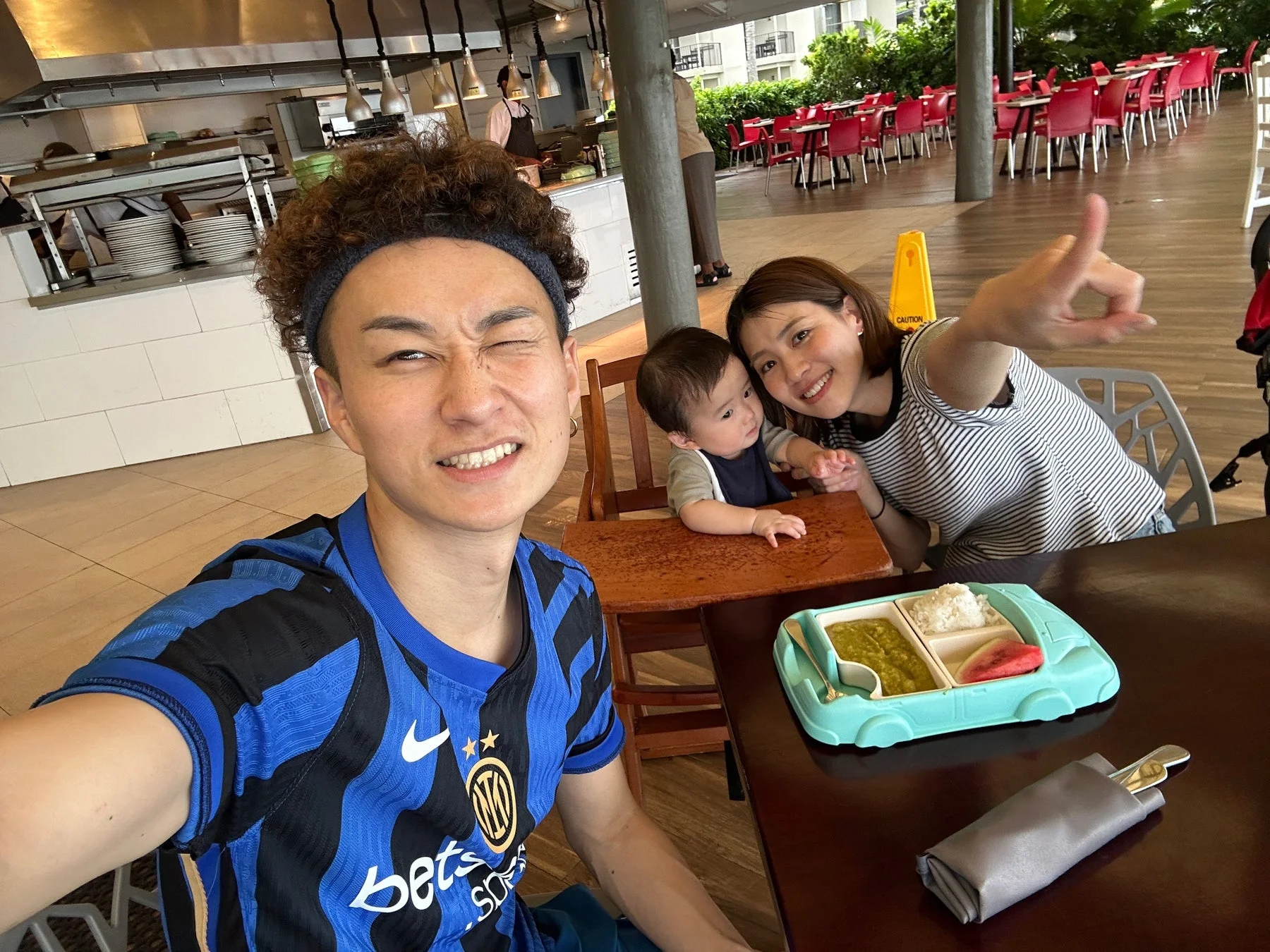 レストランで食事を楽しむ家族