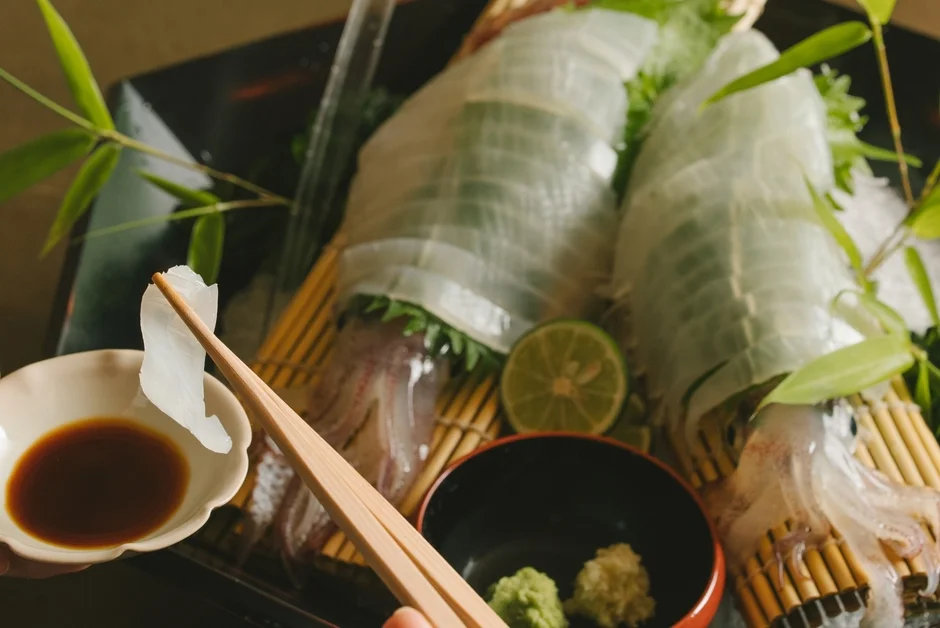 鮮度抜群のイカの刺身が美しく盛り付けられた和食の皿。