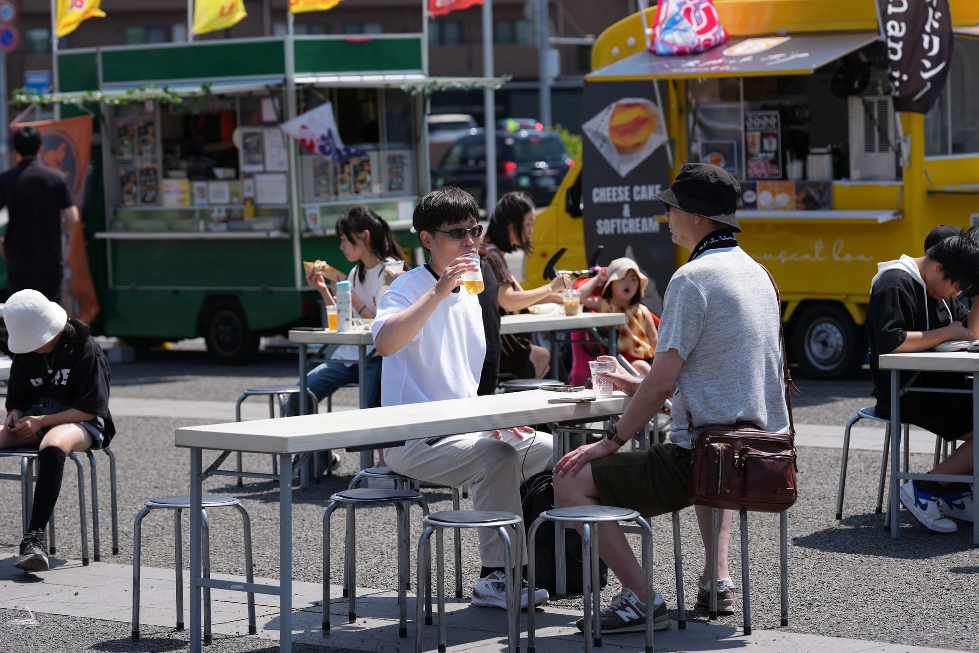 キッチンカーが並ぶ屋外イベントの様子
