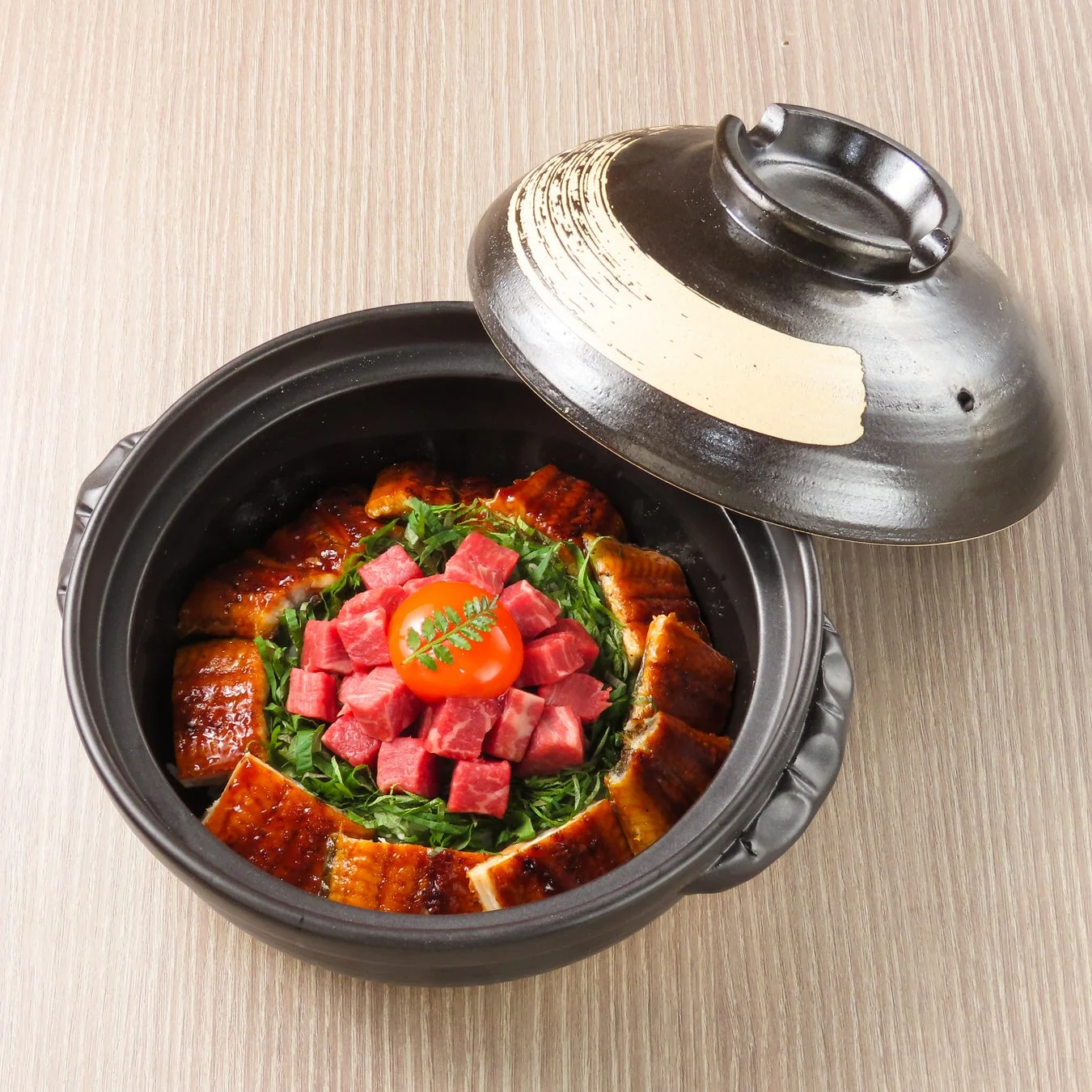 鰻と厳選ヒレの土鍋ご飯 ひつまぶし風