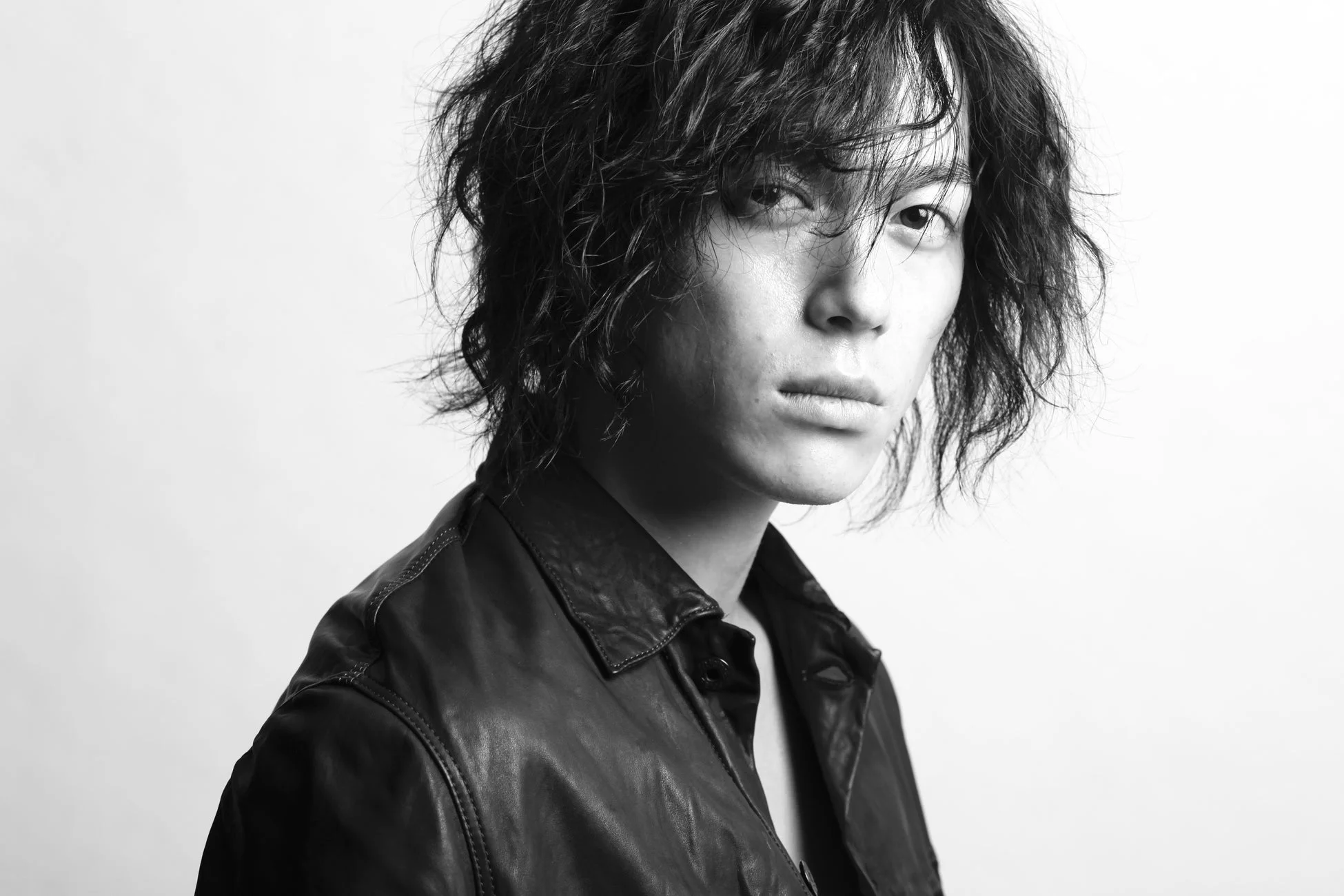 塩谷瞬さんのモノクロポートレート