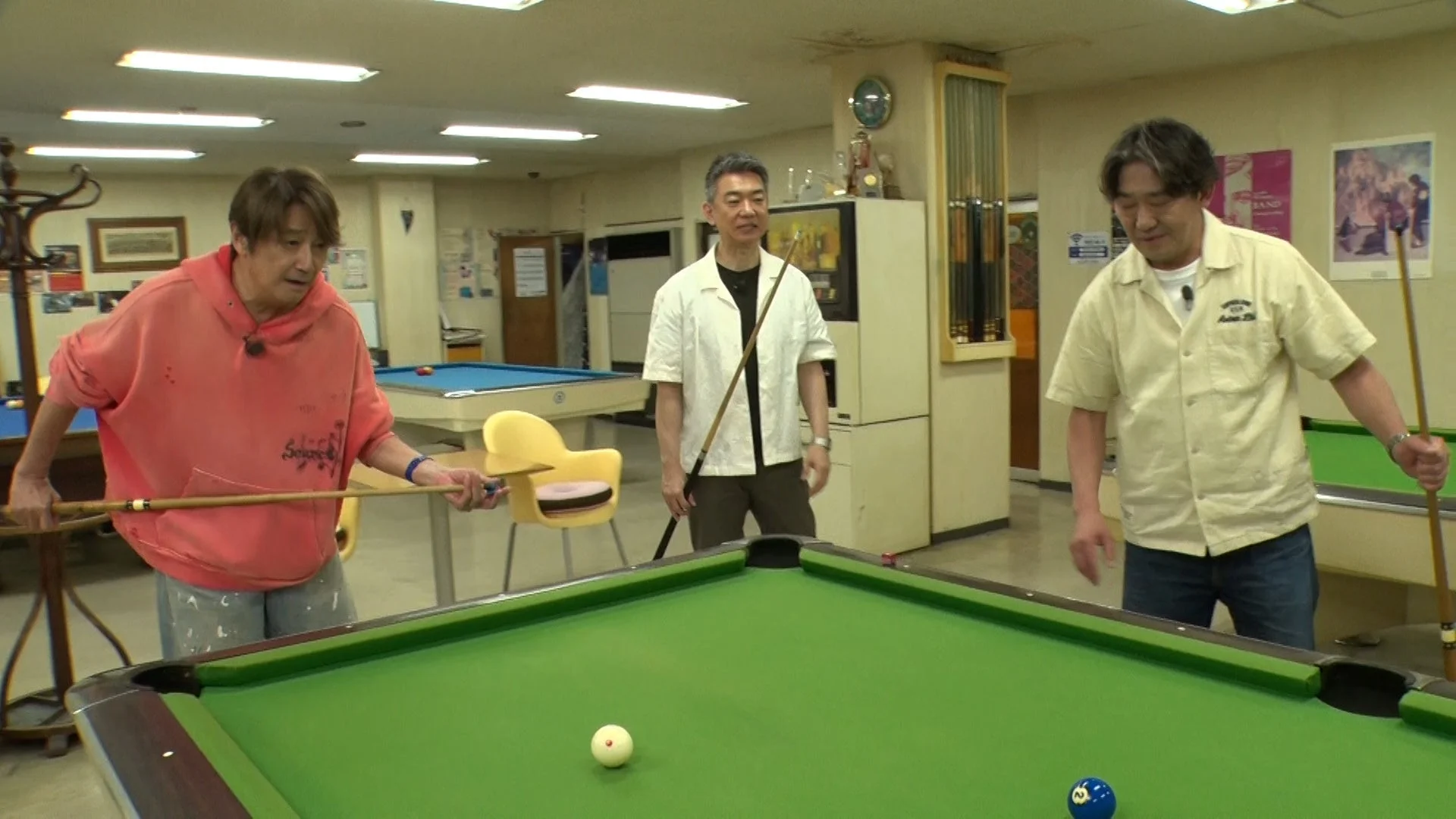 ビリヤードを楽しむ3人