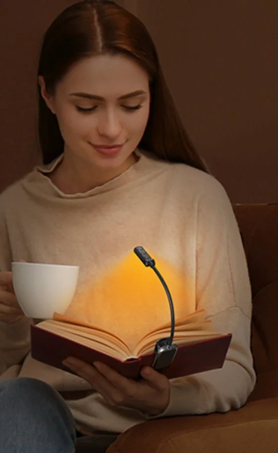 本を読みながらコーヒーを飲む女性