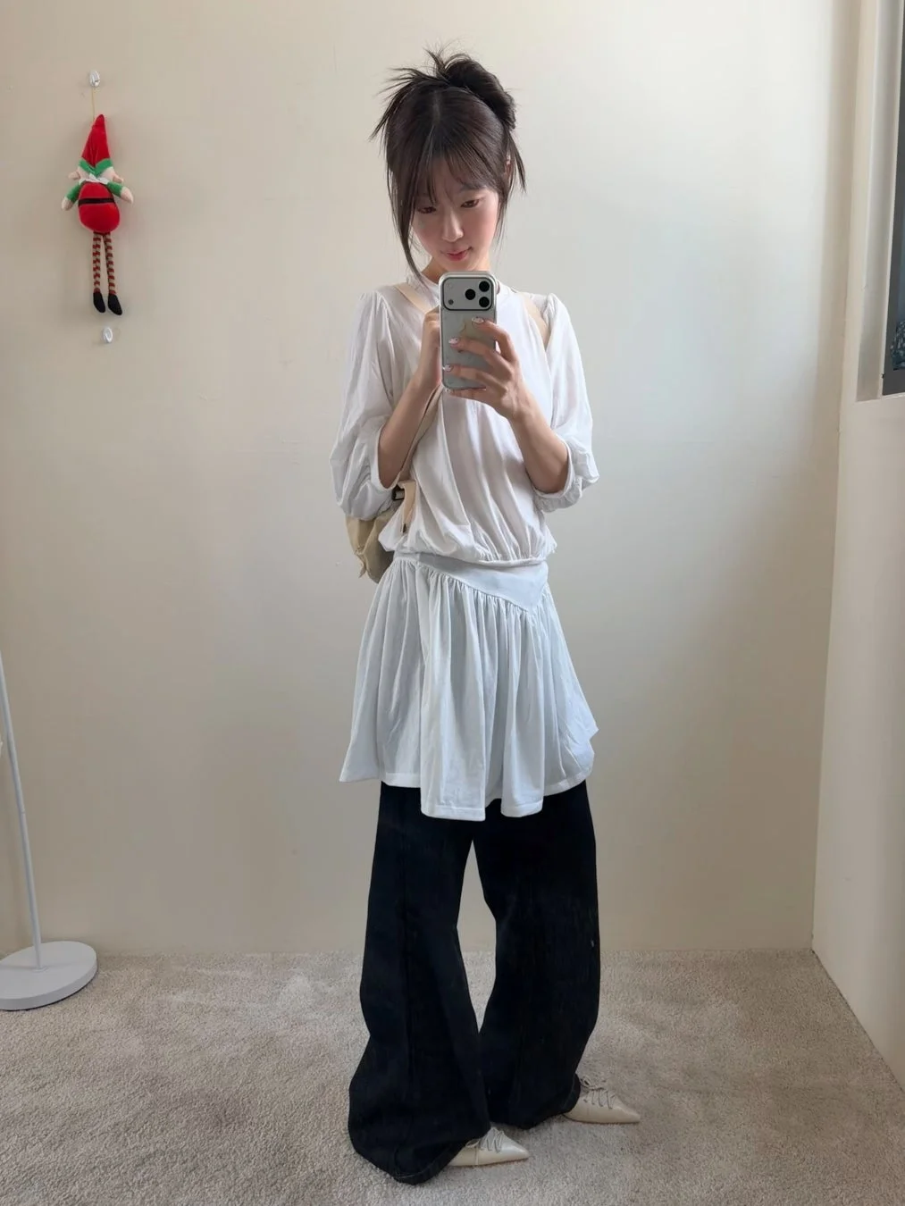 白いトップスとワイドパンツのコーディネート