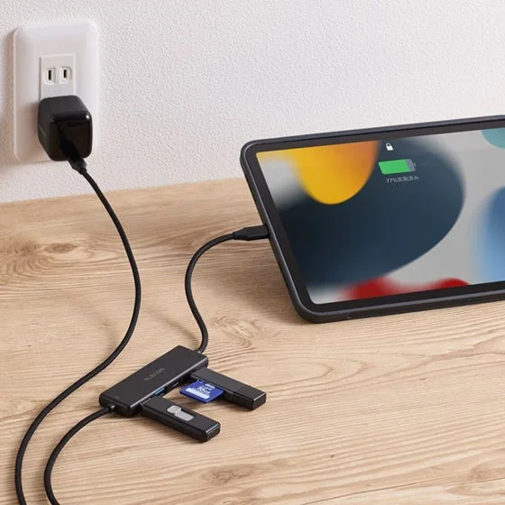 タブレットと充電中のUSBハブ