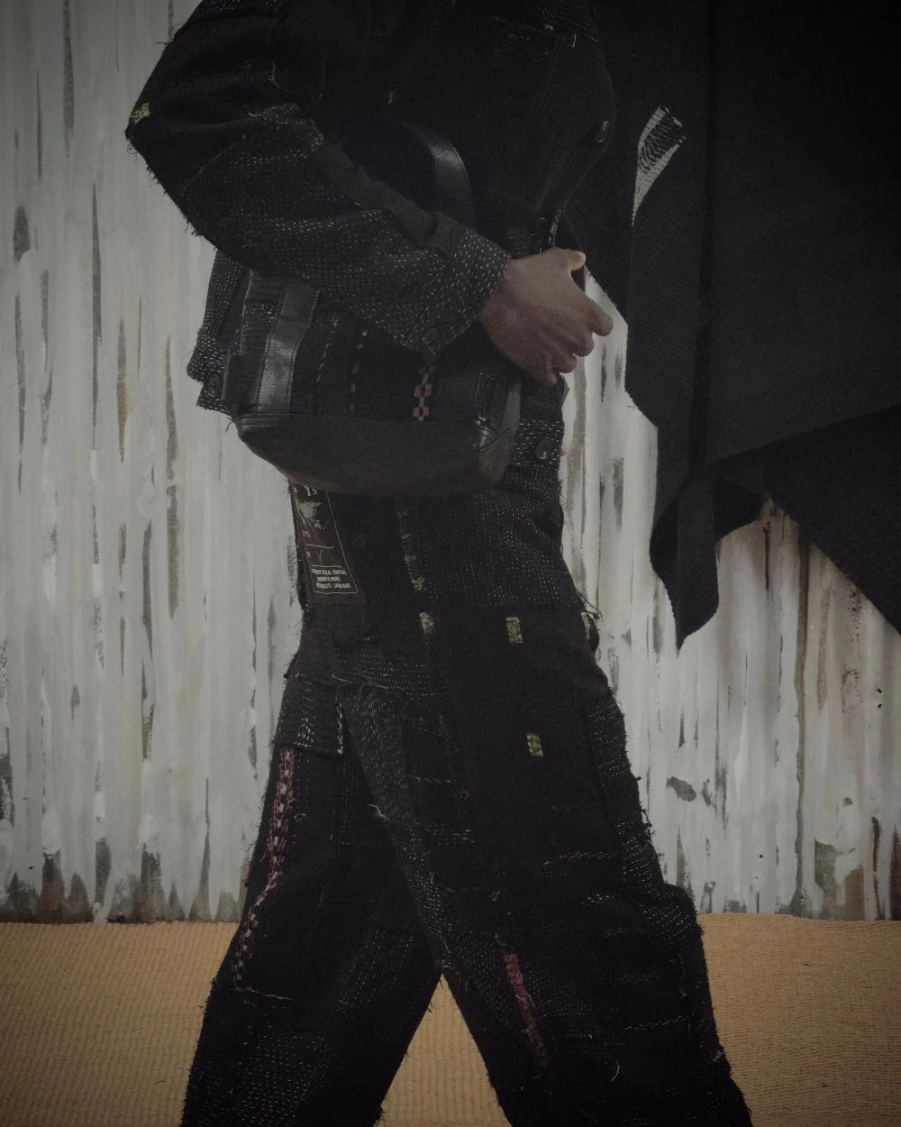 黒いパッチワークの服装とバッグ