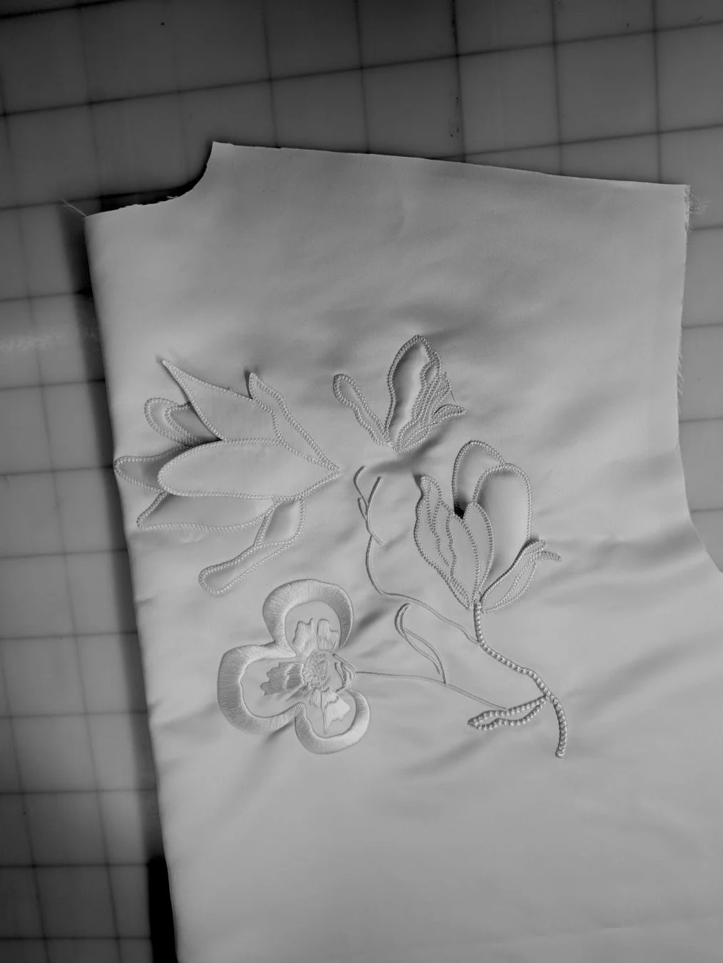 白い布に施された繊細な花柄刺繍