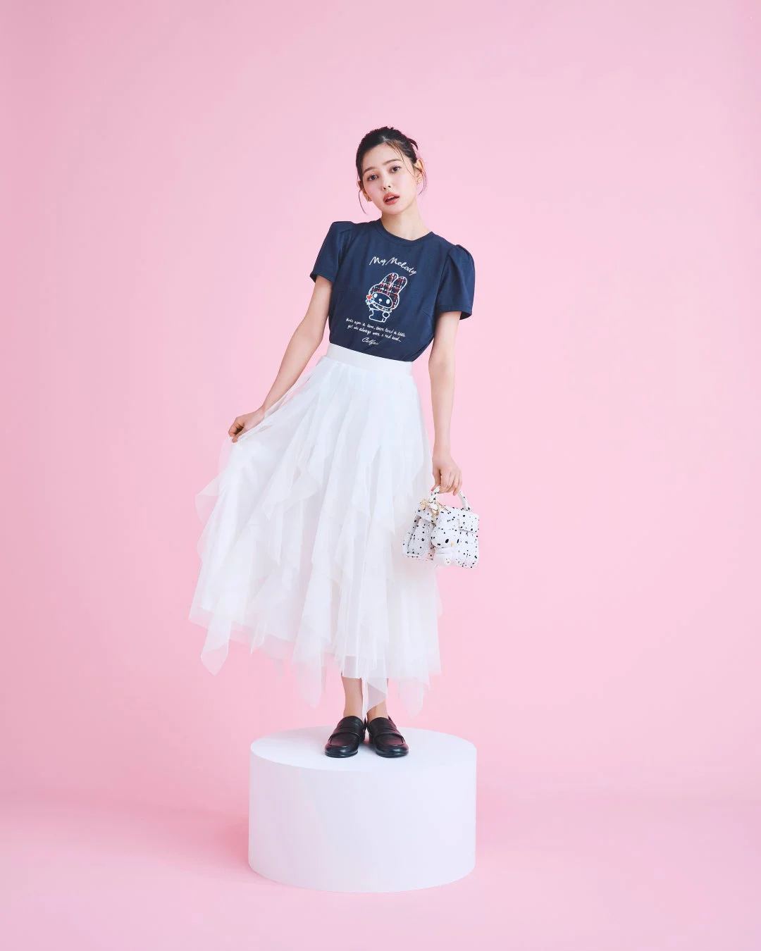 ネイビーのマイメロディTシャツ全身
